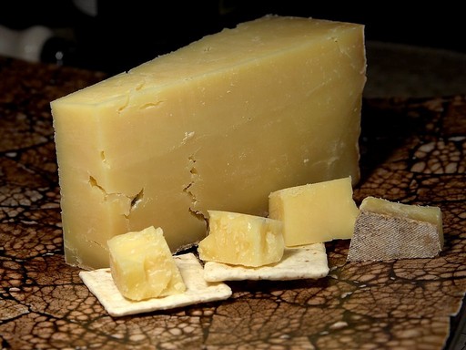 Egy nagy szelet sajt, előtte egy-egy kekszen egy-egy falat, Kép: pixabay