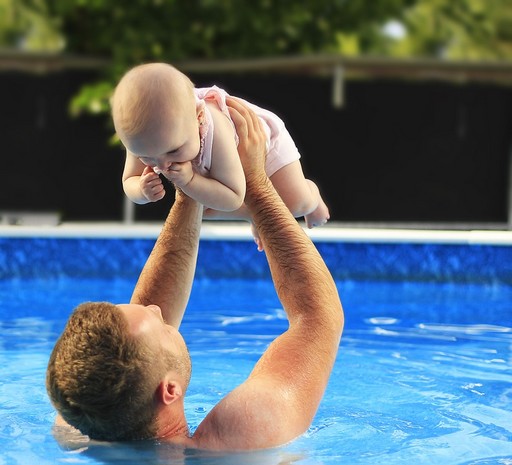 Apa-bébi úszás, Kép: pixabay