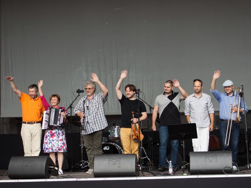 A Budapest Klezmer Band tagjai integetnek a színpadon, Kép: wikimedia