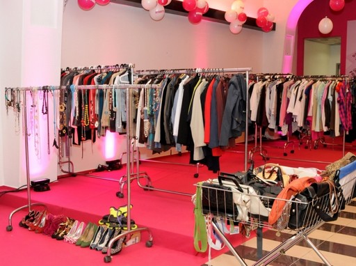Rengeteg ruha, cipő, kiegészítő vállfákon, bevásárlókosárban, Kép: Glamour