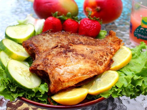 Grillezett hal tányéron, körülötte fejes saláta és citromkarika díszítés, Kép: pixabay
