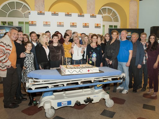 Jóban Rosszban - ünnepi stábülés egy nagy tortával, Kép: TV2