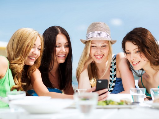 Lányok mobillal egy presszó teraszán, Kép: sajtóanyag