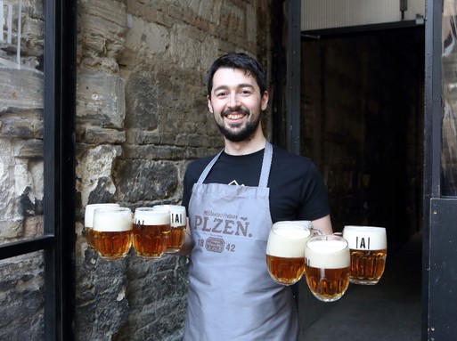 Pincér nyolc krigli sörrel, Kép: sajtóanyag