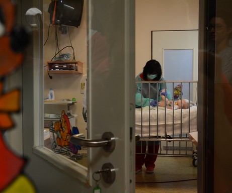 Bárányhimlós kisgyerek kórházban ápolóval, Kép: sajtóanyag