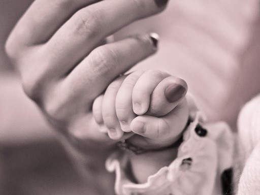 A baba kapaszkodik anyukája újjába, közeli felvétel, Kép: pixabay 