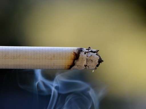Közelről cigaretta füsttel, hamuval, Kép: pixabay