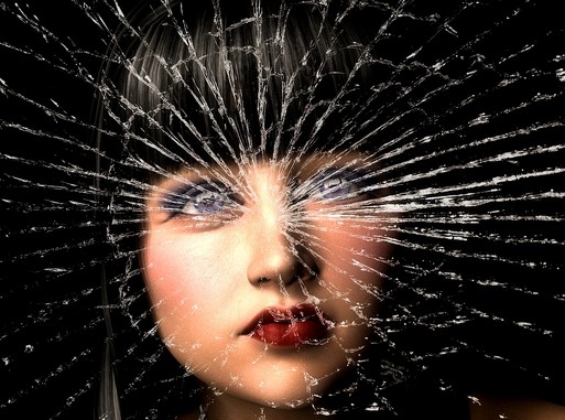 Depresszió női festett arc törött üveg mögött, Kép: pixabay