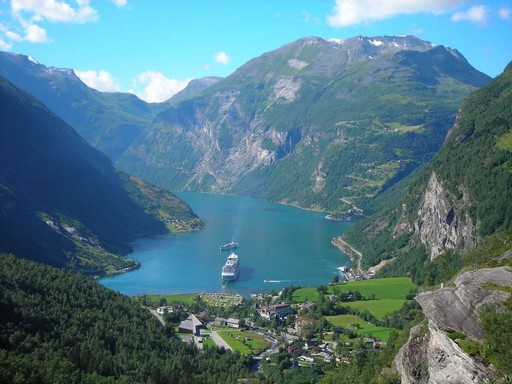 Geiranger-fjord luxushajóval, Norvégia, Kép: wikimedia
