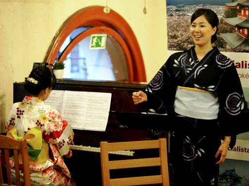 Nálunk tanuló növendékek minikoncertje a Japanspecialista Klubestjén, Kép: sajtóanyag