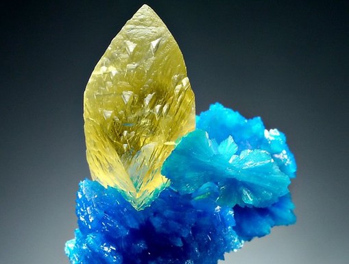 Csillogó kék-sárga ásvány, Kép: sajtóanyag