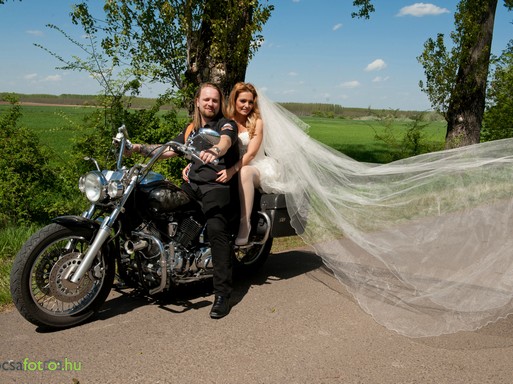 Menyasszonyi ruhás lány a motoron fátyollal, Kép: sajtóanyag