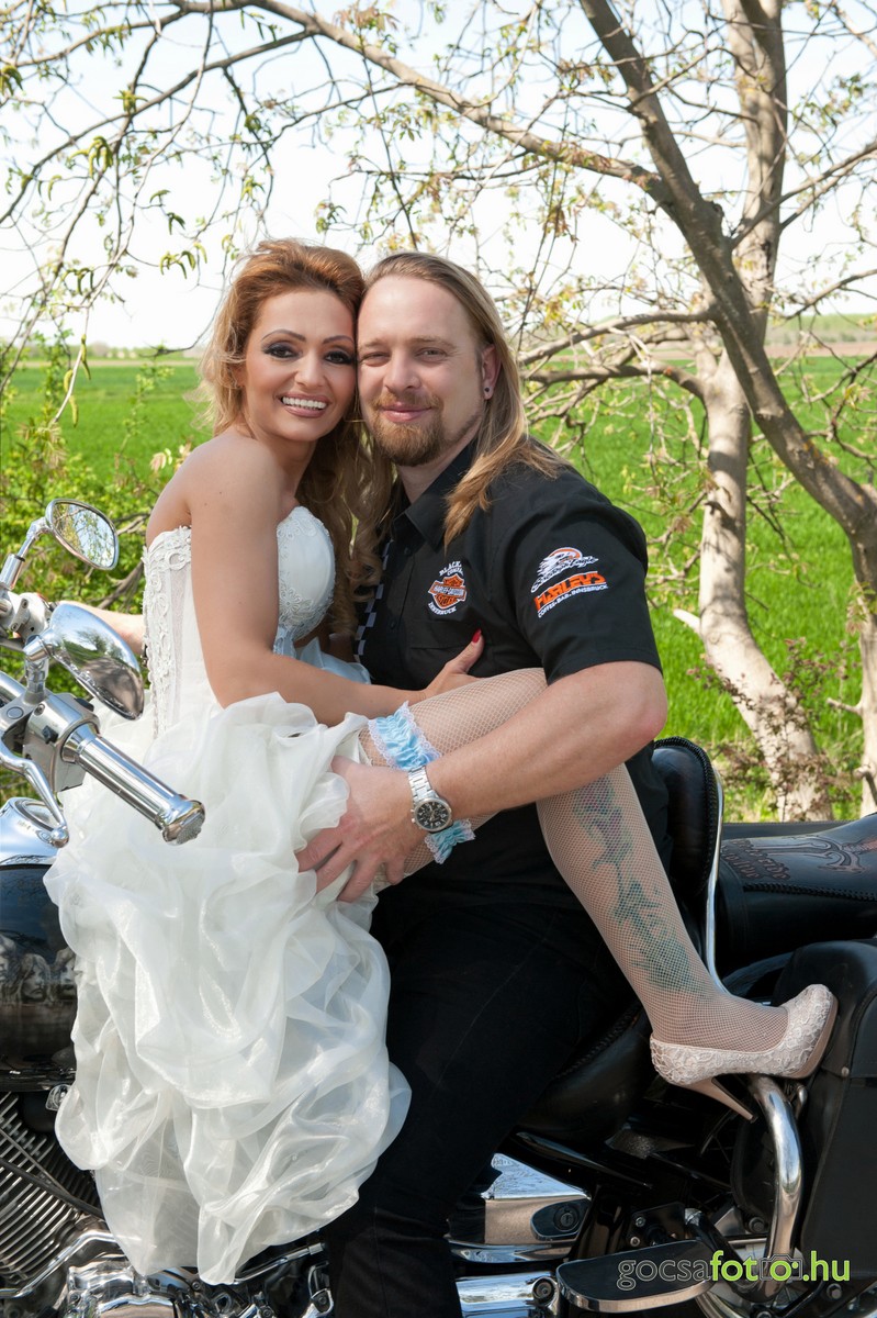 Menyasszonyi ruhás nő és motoros férfi félreérthetetlen pózban a motoron, Kép: sajtóanyag