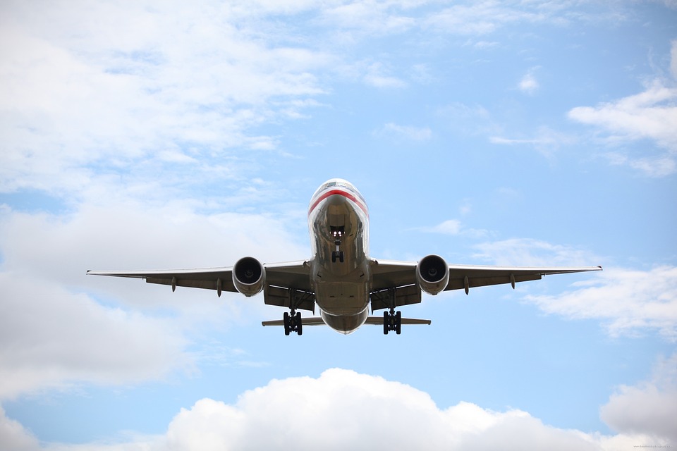Utasszállító repülőgép felszálláskor alulról nézve, Kép: pixabay