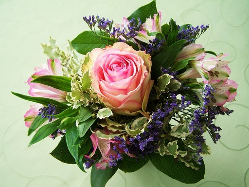 Virágcsokor középen rózsaszín rózsával, Kép: pixabay
