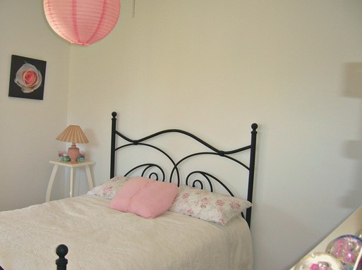 Kovácsoltvas ágy rózsaszín kiegészítőkkel, Kép: pixabay
