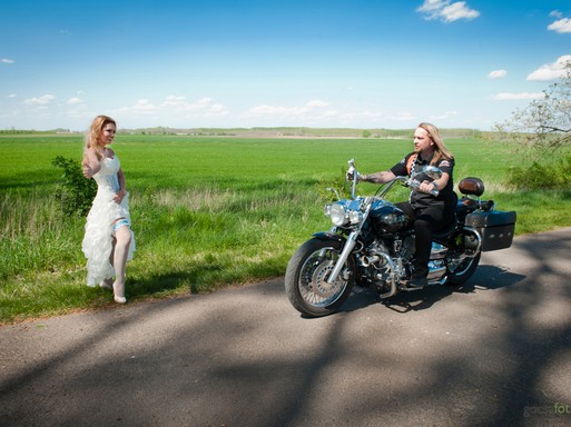 Így kell motorost stoppolni fehér bőr menyasszonyi ruhában, Kép: sajtóanyag