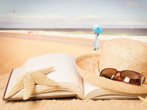 Könyv, szalmakalap, tengeri csillag, háttérben tenger és egy napernyős nő, Kép: Weleda