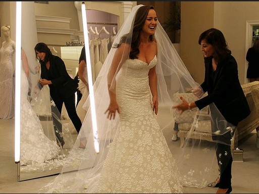 Menyasszonyi ruhapróba mókás hangulatban - vagy ez a lányos zavar? Kép: TLC