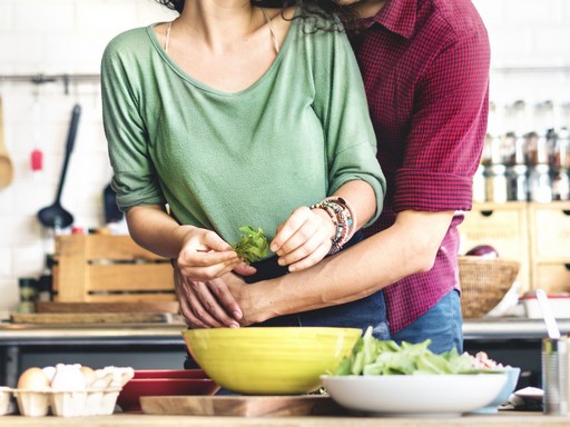 Szerelmespár a konyhában, a fejük nem látszik, Kép: Ragaszkodj hozzá kampány