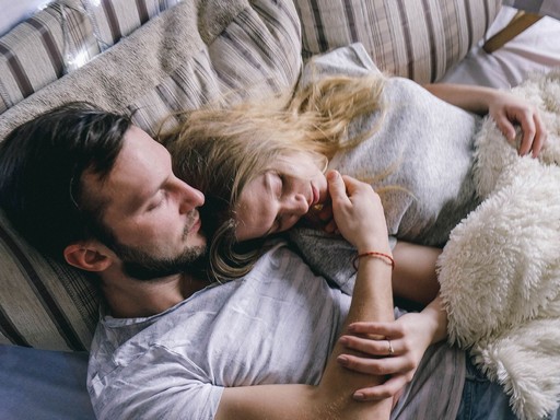 Szerelmespár békésen pihen az ágyon, Kép: Ragaszkodj hozzá kampány