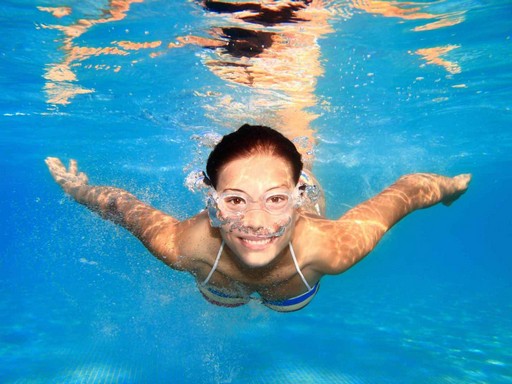 Vízből kinéző úszó nő, Kép: Weleda