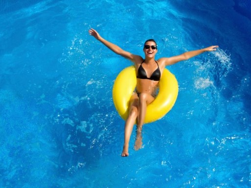 Nő úszógumin, Kép: sajtóanyag
