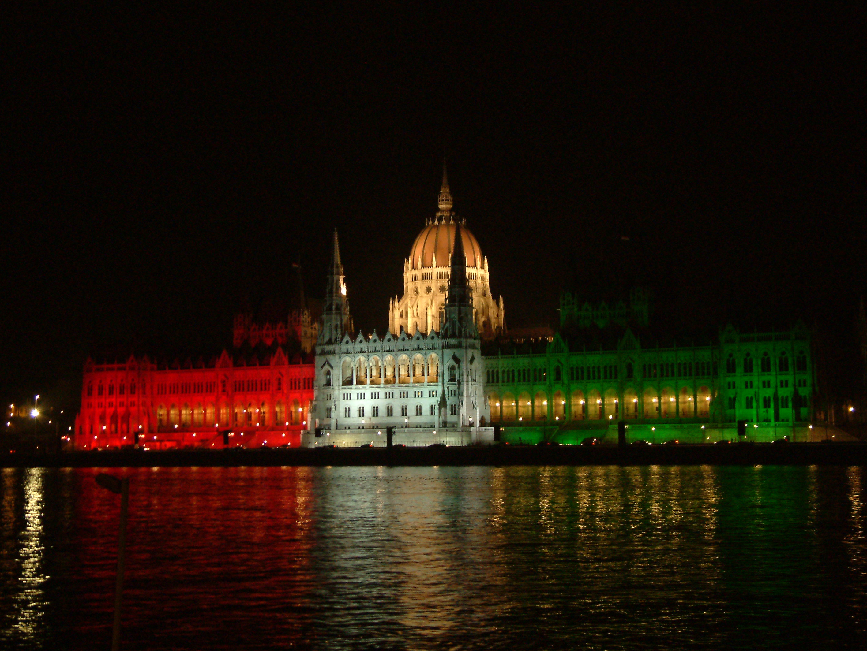 Parlament piros-fehér-zöld megvilágításban, Kép: wikimedia