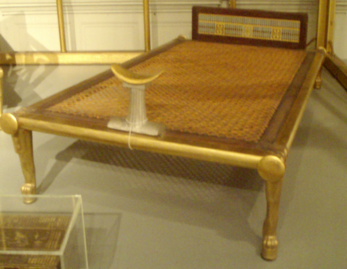 Az első fennmaradt ágy I. Hotepheresz ókori egyiptomi királyné sírjából (i.e. 2700 körül), Kép: wikimedial