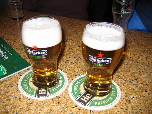 Két pohár Heineken pilseni, Kép: wikimedia