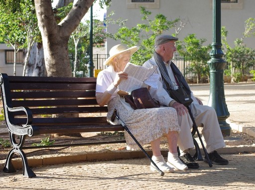 Nyugdíjasok ülnek a padon, Kép: pixabay