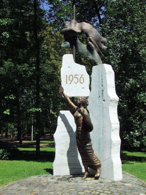 Gera Katalin Szabadság Angyala című 1956-os emlékműve a kaposvári Berzsenyi parkban