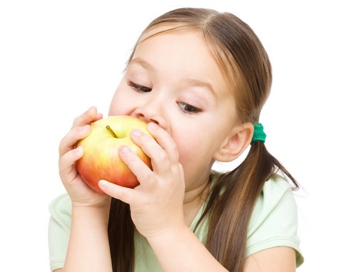 Kislány almával, Kép: biopont