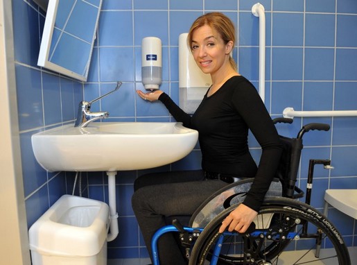 Kovács Patrícia az akadálymentes mosdók könnyű használathatóságára hívja fel a figyelmet, Kép: sajtóanyag
