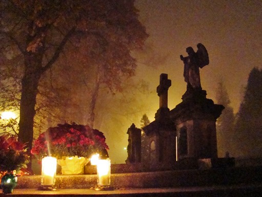 Mindenszentek estéje a temetőben, Kép: wikimedia