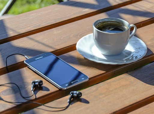 Okostelefon és egy csésze kávé, Kép: pixabay