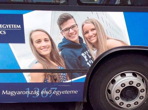 Szalai Kata a buszos reklámon, Kép: PTE