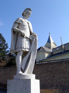 Köpenyét egy szegénnyel megosztó Szent Márton szobra Pannonhalmán, Kép: wikimedia
