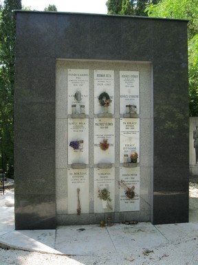 Urnafal a Farkasréti temetőben, Kép: wikimedia
