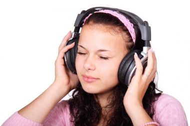 A fül- és fejhallgatók okozhatnak gondot Kép: Pixabay