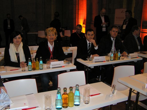 Magyar újságírók és László Sándor kereskedelmi menedzser a berlini konferencián