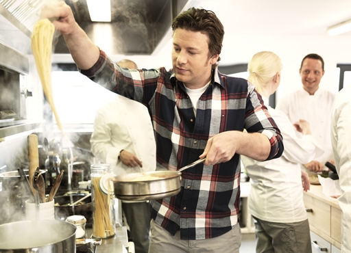 Jamie Oliver főz, Kép: wikimedia.org