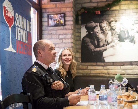 Kiss Csaba r. alezredes Buttel Katalin a DIAGEO vállalti kapcsolatok igazgatója a sajtótájékoztatón, Kép: ORFK