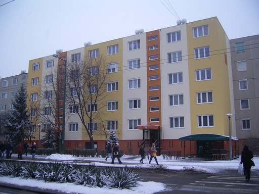 Szeged, Felsőváros, felújított panelház, Forrás: Wikipedia Author Beroesz