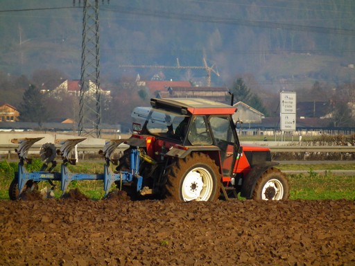Traktor a szántóföldön, Kép: wikimedia