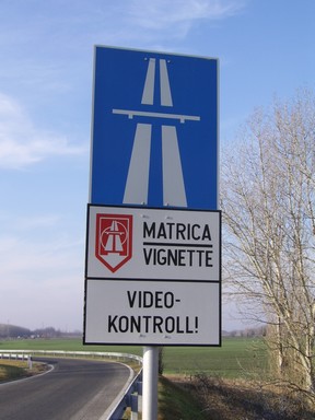 Díjas autópálya országúti táblája, Kép: wikimedia