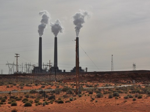 A Navajo Generating Station széntüzelésű erőmű Arizona államban, Forrás: Flickr/Ilya Katsnelson
