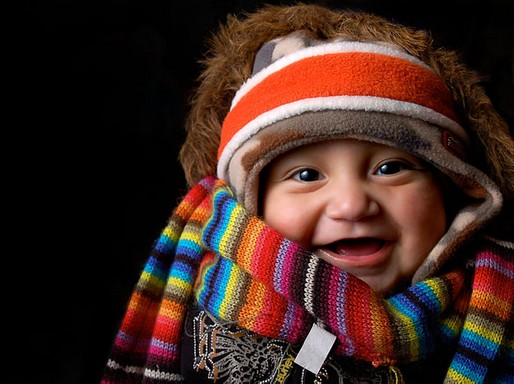 Nevető baba, Kép: wikimedia