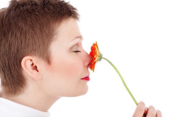Virágot szagoló nő, Kép: publicdomainpictures