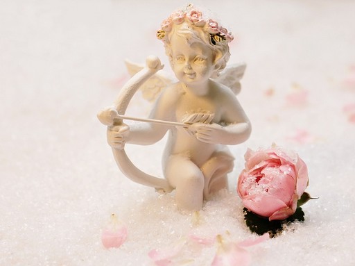 Ámor rózsaszín rózsával, Kép: freegreatpicture